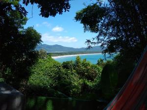 弗洛里亚诺波利斯Hostel do Morro的从树木茂密的山丘上欣赏海滩美景