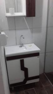阿蒂加斯N1 2 Apto Pequeño Habitación con baño privado a 120 metros de Plaza Batlle punto Central de la Ciudad的浴室设有白色水槽和镜子