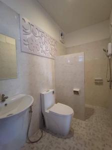 Ban Fang MinBenja369 บ้านเบญจา的浴室配有卫生间、盥洗盆和浴缸。