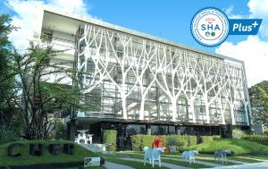 七岩Cher Resort SHA Plus Certified的前面有白色动物的建筑
