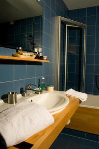拉维拉Residence La Villa的浴室配有盥洗盆和浴缸。