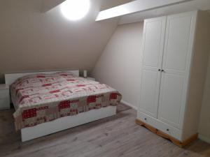 滕宁Haus Groth - Wohnung Heinke - Schupp1的一间卧室配有床和白色橱柜