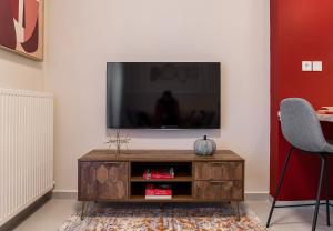克桑西Zen Luxury Apartment的木头娱乐中心上方的电视机