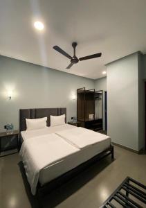 班加罗尔VAMA Retreats的一间卧室配有一张带吊扇的床