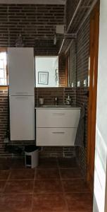 蒙塞拉特Casa Breizh的厨房配有水槽和冰箱