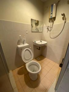 怡保YY Residences的一间带卫生间和水槽的浴室
