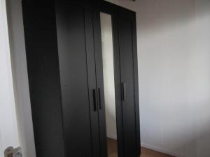 ResteigneLe Petit Chalet的房间里的一对黑色壁橱门