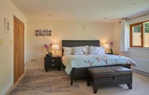 都柏林Dublin 'Home from Home', Luxury, Private Secure House的一间卧室设有一张大床和一个窗户。