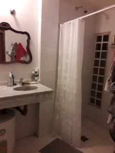 圣玛利亚Departamento Yokavil的浴室配有淋浴帘和盥洗盆。
