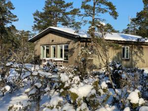 LjugarnLjugarnsstugor的一座小房子,地面上积雪