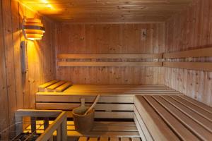 加尔盖伦Pension Sursilva的木制桑拿房,里面设有长凳