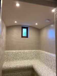 特罗扬蒙搭涅特罗央庄园酒店的一间带大浴缸及窗户的浴室