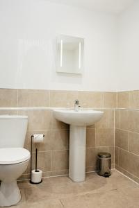莫斯保罗西特韦尔阿姆斯酒店的一间带卫生间和水槽的浴室