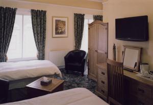 威克银行宾馆的酒店客房设有两张床和电视。