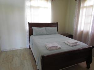 苏莎亚索苏伊斯帕尼奥拉别墅的一间卧室配有一张床,上面有两条毛巾