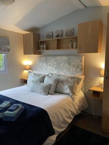 SpilsbyThe Retreat at The Inn的一间卧室配有一张白色大床和木柜