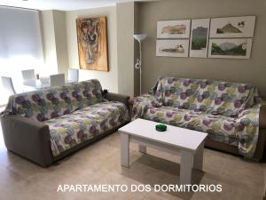 帕洛斯角MARIAGUERRERO - La Casita Azul的客厅配有两张沙发和一张桌子