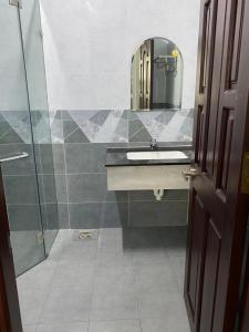 Bến CátKhách sạn Hoàng Minh Châu Mỹ Phước的一间带水槽和镜子的浴室