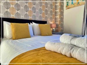 惠特比Smugglers Rest Bed & Breakfast的卧室配有一张带黄色枕头的大型白色床。