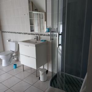 维讷伊Les 4 vents的带淋浴、盥洗盆和卫生间的浴室