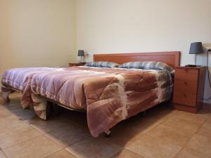Sant Climent SescebesPagés的一间卧室配有一张带毯子和梳妆台的床