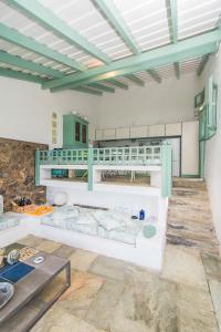 卡拉米kala.mia charming sea view villa的厨房拥有白色的墙壁和绿色的天花板