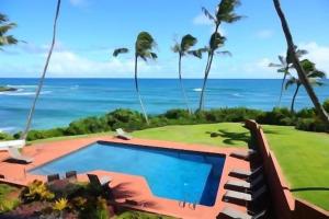 WailuaLuxury 2-Story Oceanfront Condo w/ Views & Pool的享有游泳池和大海的景色