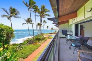 WailuaLuxury 2-Story Oceanfront Condo w/ Views & Pool的海景阳台