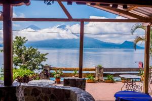 San Antonio Palopó特拉萨斯拉戈酒店的享有湖泊和山脉美景的庭院