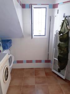 洛斯卡尼奥斯德梅卡Mi Cachito的一间带洗衣机和窗户的浴室