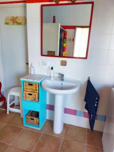 洛斯卡尼奥斯德梅卡Mi Cachito的一间带水槽和镜子的浴室