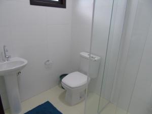 博拉塞亚Mare de Lua Boraceia的白色的浴室设有卫生间和淋浴。