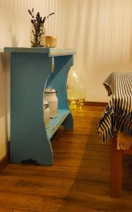 蒂萨菲赖德Egyszervolt Házikó的一间设有蓝色桌子的房间,下方设有厕所