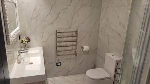 哈海Margaritaville Hahei的白色的浴室设有水槽和卫生间。