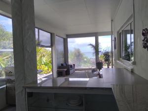 泰帕Taipa Coastal Retreat的享有客厅景致的厨房