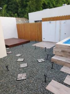 蓬塔卡纳Maison chaleureuse avec Jacuzzi !的一个带两张野餐桌和游泳池的庭院