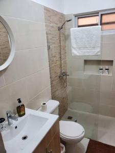蓬塔卡纳Maison chaleureuse avec Jacuzzi !的白色的浴室设有卫生间和水槽。