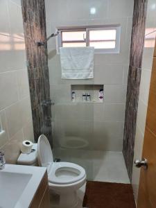 蓬塔卡纳Maison chaleureuse avec Jacuzzi !的一间带卫生间和水槽的浴室
