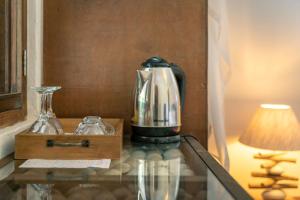 Glacis布里斯塞舌尔精品酒店的灯旁玻璃桌上的咖啡壶