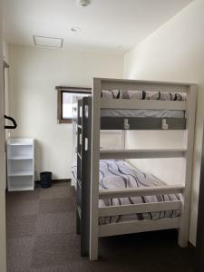 白马村黄色小屋旅馆的一间卧室配有两张双层床。