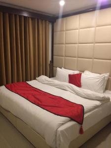 穆里Shangrila Hotels and Resort的一间卧室配有一张带红色毯子的大床