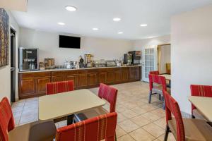 法明顿法明顿品质酒店的一间设有桌椅的等候室和一间厨房