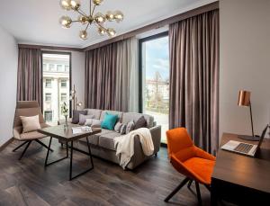 索非亚Hyatt Regency Sofia的客厅配有沙发和桌子