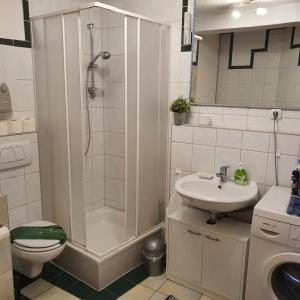 维尔塞伦NiceRooms Aachen的带淋浴、卫生间和盥洗盆的浴室