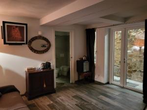 斯卡尔佩里亚Villa Torricelli Scarperia - Il Giardinetto Residence的客厅设有滑动玻璃门,通往浴室