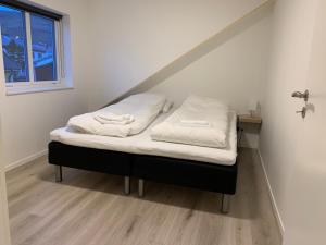 克拉克斯维克Spacious Apartment on N.P.Gøta 8a, Klaksvik的一张床上的白色床单