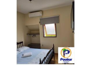 马塞约波尔图尔旅馆的一间小卧室,配有床和窗户