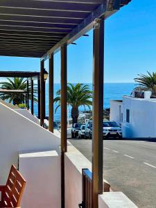 宏达海滩Luxury Beach Apartments的房屋的阳台享有海景。