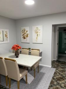 巴拉奈里奥-坎布里乌Apartamento praia BC Central novo的一间配备有白色桌椅的用餐室