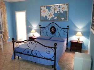 斯佩基亚美景如画住宿加早餐旅馆的一间蓝色卧室,配有一张床和两盏灯